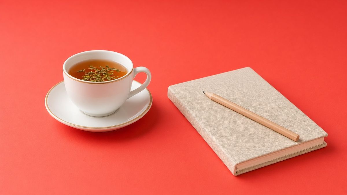 Photo : tasse de tisane, carnet et crayon sur fond rouge corail, préparer une première injection de botox